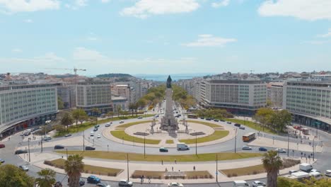 Fliegen-In-Richtung-Der-Einzigartigen-Marques-De-Pombal-Statue-In-Lissabon,-Portugal