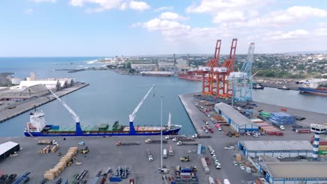 Frachtschiff-Mit-Hohen-Kränen-Und-Containern-Im-Hintergrund-Im-Hafen-Von-Haina-In-Santo-Domingo,-Dominikanische-Republik