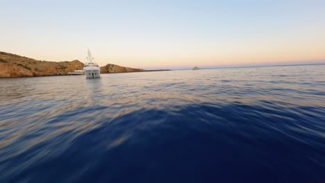 FPV-Luftdrohnenaufnahme-Von-Yachten,-Die-Entlang-Der-Malerischen-Mittelmeerküste-In-Ibiza-Festgemacht-Haben