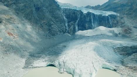 Glaciar-Derritiéndose-En-Un-Lago-Debajo-Debido-Al-Cambio-Climático-En-Los-Alpes,-Vista-Desde-Arriba