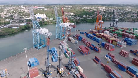 Luftaufnahme-Von-Kränen-Und-Containern-Im-Hafen-Von-Haina-In-Santo-Domingo,-Dominikanische-Republik