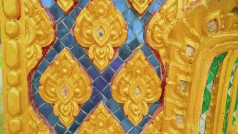 Traditionelles-Goldenes-Mosaik-künstlerisches-Design-In-Einem-Thailändischen-Tempel