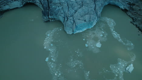 Icebergs-Cayendo-En-El-Agua-Mientras-Un-Glaciar-Se-Derrite-Debido-Al-Cambio-Climático