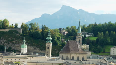 Blick-Auf-Die-Dachtürme-Von-Salzburg-Rund-Um-Die-Franziskanerkirche