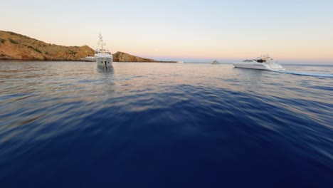 Malerische-FPV-Luftaufnahme-Bei-Sonnenuntergang-über-Dem-Mittelmeer-Vor-Der-Küste-Von-Ibiza