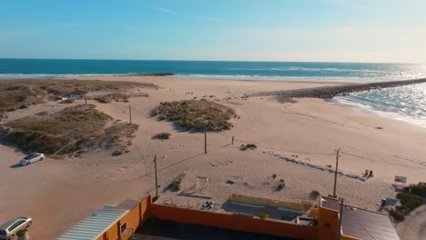 Luftaufnahme-Des-Einzigartigen-Praia-Strandes-Bei-Cova-Do-Vapor-Und-Der-Blauen-Meereslandschaft,-Portugal