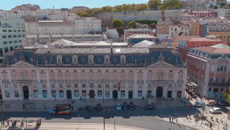 Orbitaufnahme-Der-Bemerkenswerten-Fassade-Des-Foz-Palastes-In-Lissabon,-Portugal