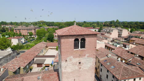 Iglesia-Antigua-En-Italia-Cerca-Del-Lago-De-Garda-En-Verano-Desde-Un-Dron