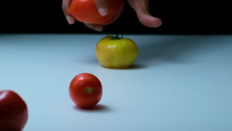 Hand-Greift-Nach-Frischen-Rohen-Tomaten-Vom-Tisch