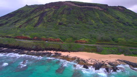 Landschaftsansicht-Des-Koko-Kraters-In-Oahu,-Hawaii,-Des-Pazifischen-Ozeans-Und-Des-Sandstrandparks-Bei-Sonnenaufgang