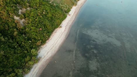 Das-Adriatische-Meer,-Die-Küste,-Die-Das-Blaue-Wasser-Von-Der-Steilen-Klippe-Trennt,-Luftaufnahme-Von-Einer-Drohne
