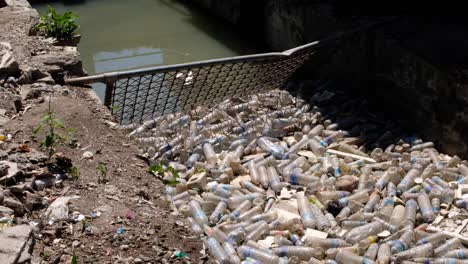 Miles-De-Botellas-De-Plástico-Y-Desechos-De-Basura-Evitan-Que-Contaminen-El-Océano-En-Dili,-Timor-leste,-Sudeste-De-Asia