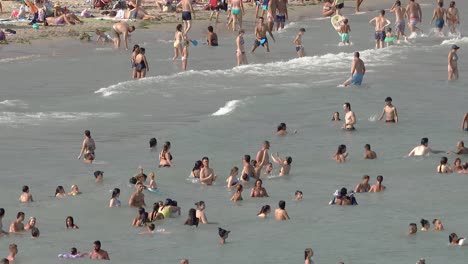 Menschen-In-Spanien-Strömen-Ans-Meer,-Um-Der-Extremen-Hitzewelle-In-Europa-Zu-Entkommen