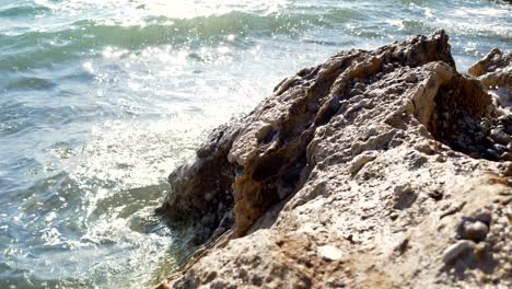 Strand-In-Griechenland,-Schäumende-Wellen-Des-Ionischen-Meeres,-Die-Gegen-Den-Felsen-Krachen