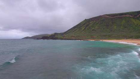Costa-En-El-Cráter-Koko-Y-Mirador-Halona-Blowhole-En-La-Playa-De-Arena-En-Oahu-Hawaii-Al-Amanecer