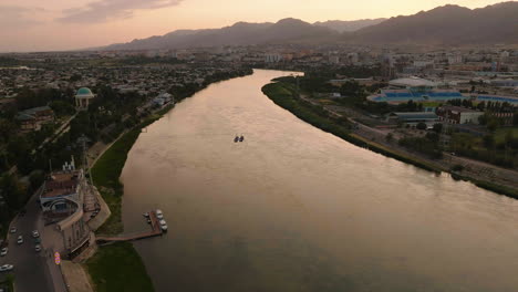 Die-Seilbahn-überquert-Den-Fluss-Syr-Darya-In-Der-Nähe-Des-Stadions-Bistsolagii-Istiqloliyati-Bei-Sonnenuntergang-In-Chudschand,-Tadschikistan