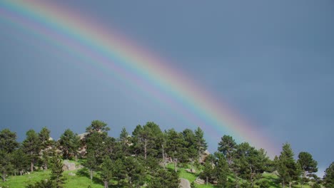Ein-Regenbogen,-Der-Sich-über-Den-Hügeln-Von-Boulder,-Colorado,-USA,-Bildet