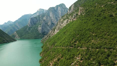 Albania,-Las-Montañas-Malditas-Y-El-Depósito-De-Agua-Artificial---Lago-Koman