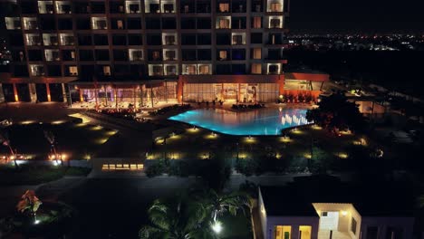 Increíble-Vista-De-Noche-Del-Hotel-De-Lujo-Hilton-Garden-Inn-De-La-Romana-Con-Piscina-Y-Habitaciones