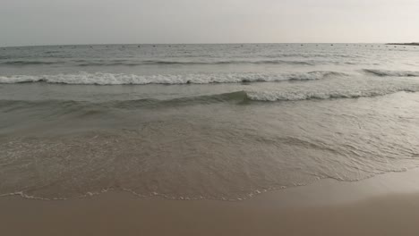Ou-Chheuteal-Beach-Con-Costa-Arenosa-En-Un-Hermoso-Día-En-Camboya