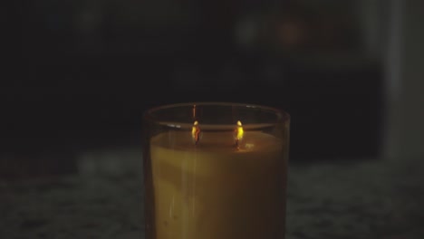 Brennende-Kerze-Mit-Zwei-Dochten---Nahaufnahme