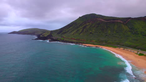 Luftaufnahme-Des-Koko-Kraters-Mit-Halona-Blowhole-Aussichtspunkt-Und-Sandstrand-An-Der-Küste-Von-Oahu,-Hawaii,-Bei-Sonnenaufgang