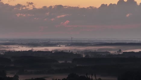 Luftaufnahme-Der-Naturlandschaft-Bei-Nebligem-Sonnenaufgang-Mit-Windmühle