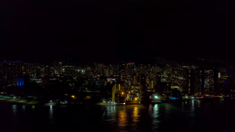 Von-Rechts-Nach-Links-Luftaufnahme-Von-Honolulu-Hawaii-Bei-Nacht