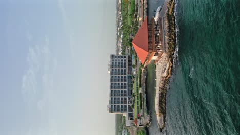 Vertikalformat-Des-Hotels-Hilton-Garden-Inn-In-La-Romana-In-Der-Dominikanischen-Republik-Vom-Meer-Aus-Gesehen