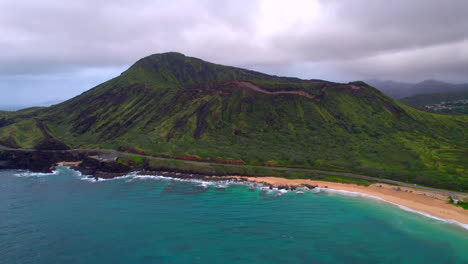 Vista-Aérea-Del-Cráter-Koko-Y-La-Playa-De-Arena-Y-El-Mirador-Halona-Blowhole-En-La-Costa-De-Oahu,-Hawaii.