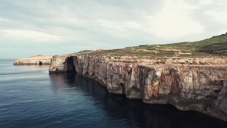 Acantilados-De-Malta-Junto-Al-Mar-Disparo-De-Drone