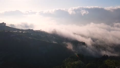 Luftaufnahme-Eines-Berges,-Der-Am-Morgen-Von-Nebel-Umhüllt-Ist