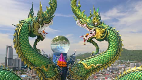 Dragón-Esmeralda-Y-Bola-De-Cristal-Encantadora-En-Una-Vista-Tailandesa,-Contemplando-La-Ciudad-De-Chonburi