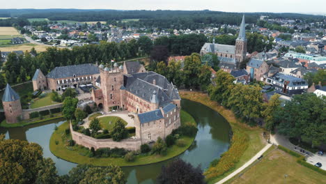 kasteel-huis-bergh,-netherlands:-aerial-view-traveling-in-to-the-beautiful-castle-and-appreciating-the-moat-and-the-nearby-church