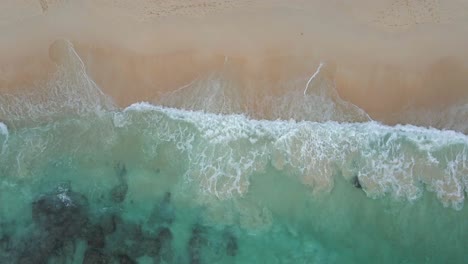 Paisajes-En-Seychelles-Filmados-Con-Un-Dron-Desde-Arriba-Que-Muestran-El-Océano,-Rocas,-Palmeras-En-La-Isla-Principal-Mahe