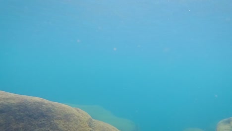 Mar-Agua-Azul-Clara-Que-Fluye-Lentamente-Durante-El-Día