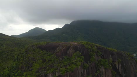 Paisajes-En-Seychelles-Filmados-Con-Un-Dron-Desde-Arriba-Que-Muestran-La-Naturaleza,-Montañas,-Casas-E-Islas-En-La-Isla-Principal-Mahe