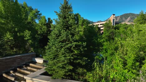 Boulderschild-Der-University-Of-Colorado-Am-Eingang-Des-College-Campus