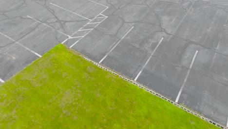 Drone-Aterrizando-Rápidamente-En-El-Estacionamiento-De-Una-Iglesia