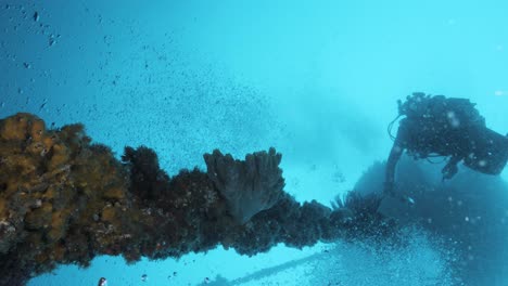 Einzigartiger-Blick-Auf-Einen-Taucher,-Der-Um-Eine-Künstliche-Unterwasser-Riffstruktur-Schwimmt
