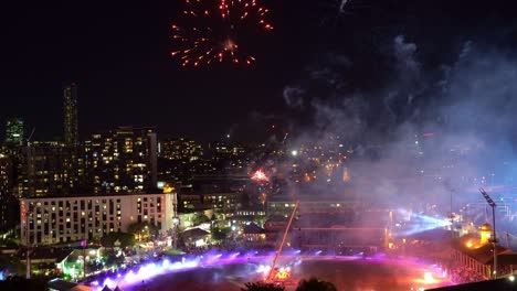 Espectacular-Espectáculo-De-Fuegos-Artificiales-En-Uno-De-Los-Ekkanitas-En-El-Recinto-Principal-Del-Recinto-Ferial-De-RNA,-Bowen-Hills.