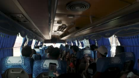Pasajeros-Dentro-De-Un-Autobús-Que-Viaja-En-Camboya