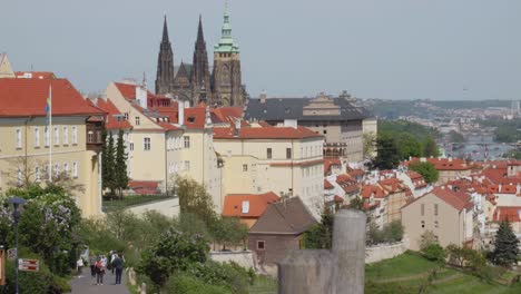 Atemberaubendes-Panorama-Der-Prager-Altstadt-Mit-Der-Berühmten-Prager-Burg-Und-Der-Prächtigen-St