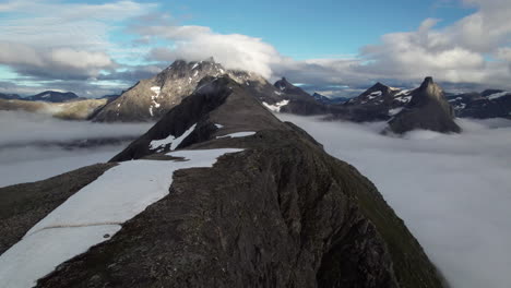 Hermosa-Vista-Aérea-Impresionante-De-Una-Montaña-En-Noruega-En-Un-Ambiente-De-Puesta-De-Sol,-Romdalseggen,-Escandinavia