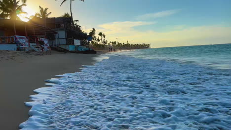 Primitive-Strandläden-Bei-Sonnenuntergang-An-Der-Küste-In-Punta-Cana,-Dominikanische-Republik,-Insel-Hispaniola