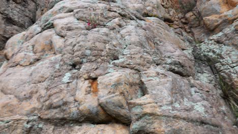 Zeitlupenschwenkaufnahme-Einer-Wunderschönen-Felsformation-In-Der-Wüste-Von-Victoria,-Australien