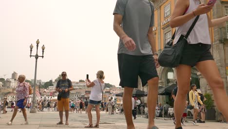 Turistas-Caminando-En-El-Distrito-De-Ribeira-En-Porto,-Portugal