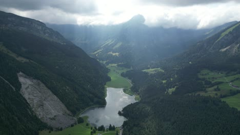 Schmaler-Seitenarm-Eines-Bergsees-Mit-Wunderschönem-Lichtspiel