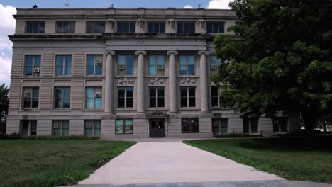 Außenansicht-Des-Museums-Für-Naturgeschichte-Der-Universität-Von-Iowa-In-Iowa-City,-Iowa-Mit-Stabilem-Video