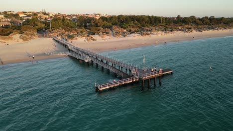 Menschen-Springen-Begeistert-Vom-Steg-Am-Coogee-Beach-In-Perth-City,-Westaustralien